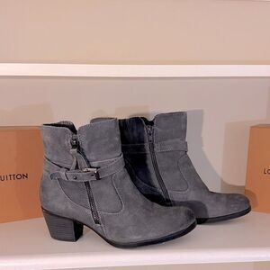 Earth Origins Women Tori Gray Ankle Boots size 8.5 Round Toe Buckle Block Heel